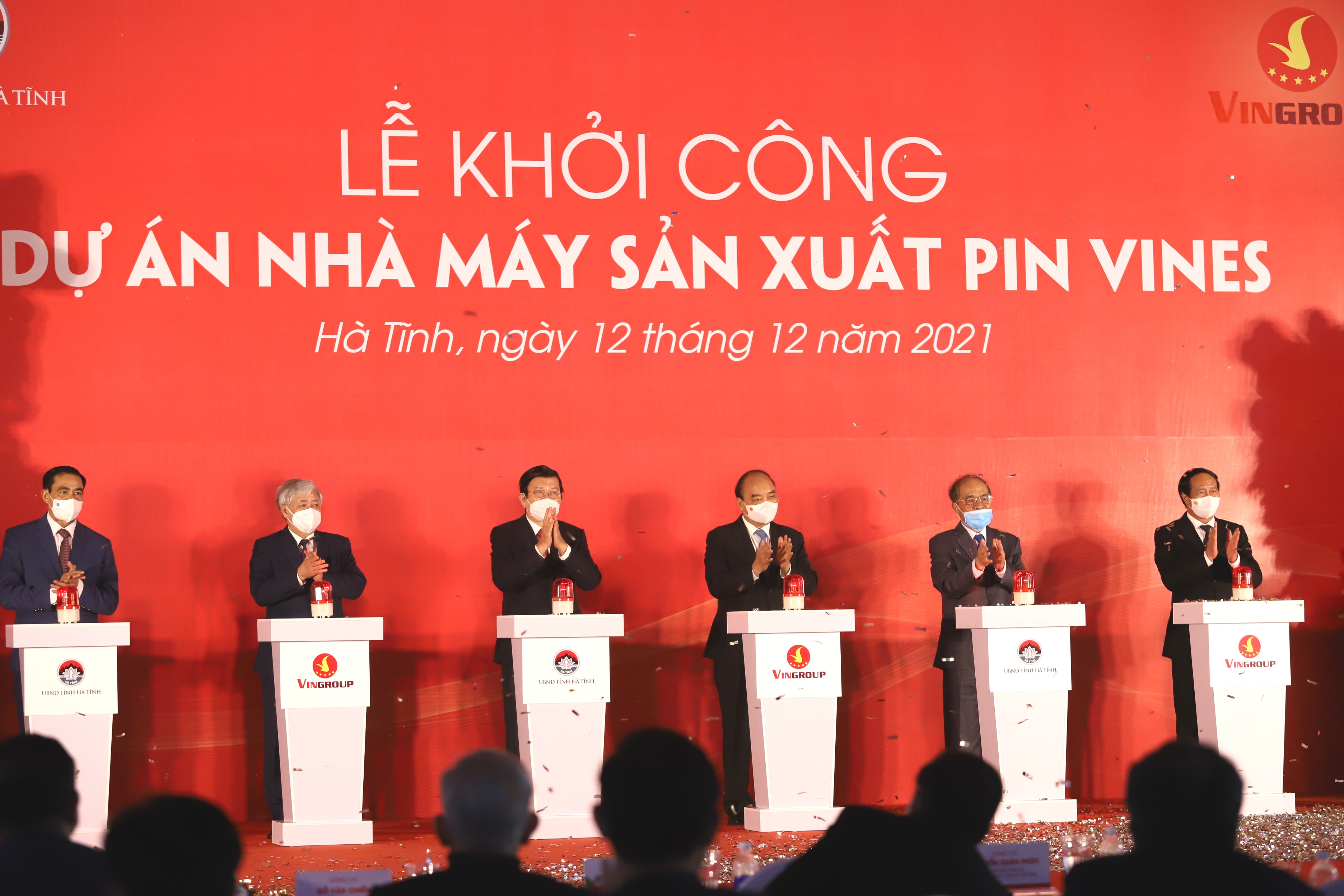 Le président Nguyên Xuân Phuc assiste à la mise en chantier de l’usine de batteries VinES